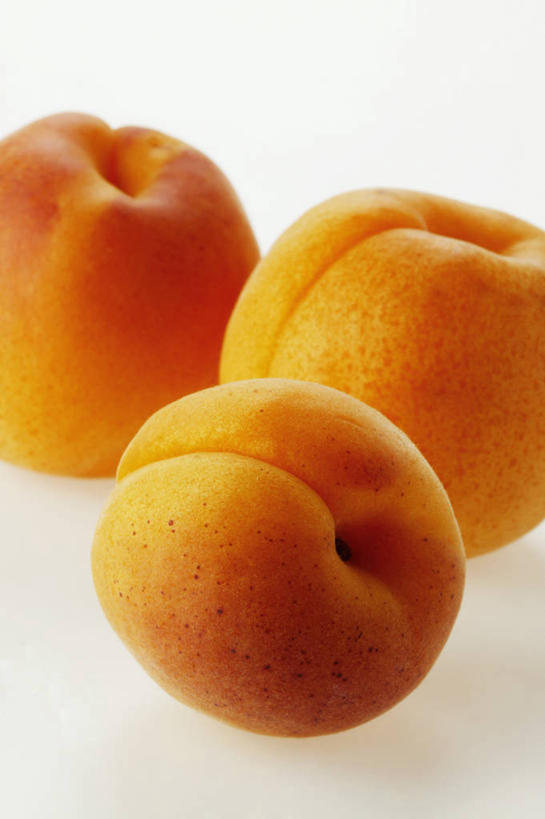 无人,竖图,俯视,室内,特写,白天,白色背景,桌面,桌子,杏,水果,阴影,新鲜,反射,木制,影子,生食,食品,果实,食物,三个,木制品,橙色,摄影,有机食品,绿色食品,影棚,杏果,杏子,彩图,高角度拍摄,影棚拍摄,拍摄