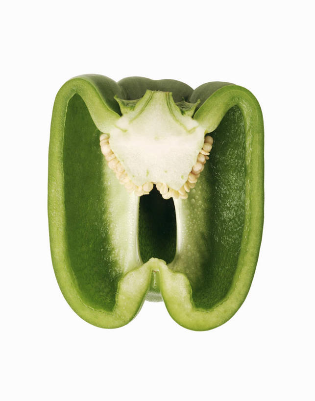 无人,竖图,俯视,室内,特写,白天,白色背景,桌面,桌子,辣椒,蔬菜,切开,阴影,新鲜,反射,木制,影子,食品,半个,食物,木制品,切,一半,摄影,有机食品,绿色食品,影棚,剖面,彩椒,切面,辣角,红海椒,大椒,辣虎,广椒,甜椒,柿子椒,辣子,海椒,番椒,灯笼椒,彩图,高角度拍摄,影棚拍摄,拍摄