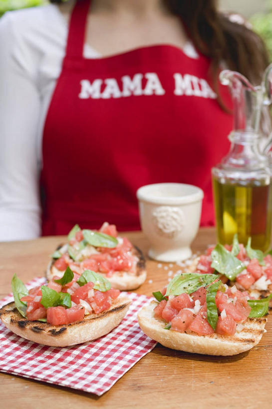 点心,面包,西方人,一个人,站,竖图,室内,白天,正面,蔬菜,西红柿,餐具,欧洲,欧洲人,仅一个年轻女性,仅一个女性,仅一个人,服装,朦胧,模糊,新鲜,英文,标志,碟子,罐子,盘,围裙,文字,字符,字母,调料,酱料,酱汁,食用油,油,佐料,橄榄油,食品,面点,调味品,调味料,休闲装,标识,酱,辣酱,玻璃制品,食物,糕点,衣服,盘子,玻璃瓶,瓶子,碟,站着,休闲,休闲服,服饰,有机食品,绿色食品,英文字母,辣椒酱,植物油,年轻女性,女人,女性,白种人,番茄,站立,半身,彩图