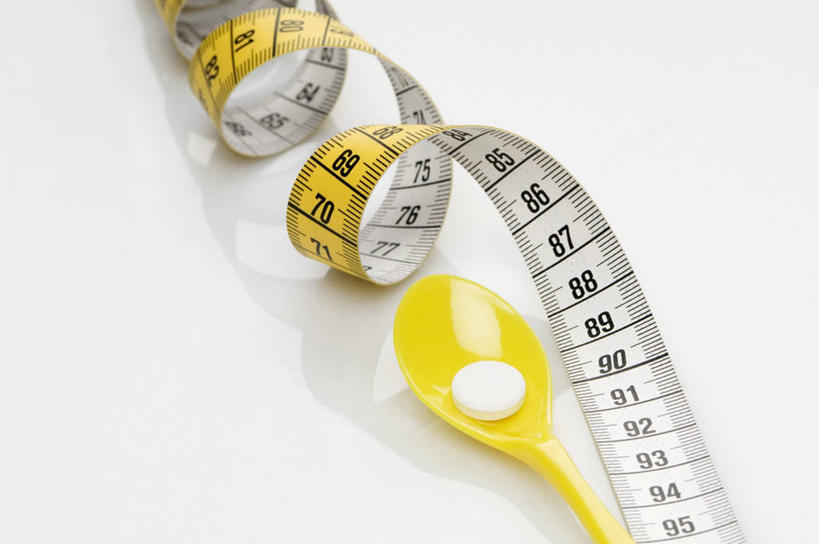 无人,横图,俯视,室内,特写,白天,白色背景,安全,桌面,桌子,静物,一片,阴影,朦胧,模糊,卷曲,反射,测量,木制,标志,皮尺,数字,文字,药剂,药丸,影子,字符,勺子,刻度,塑料,防护,标识,药片,一个,黄色,尺,木制品,塑料制品,药品,调羹,汤匙,保养,治疗,保健,摄影,阿拉伯数字,影棚,单个,测量工具,保护,药物,尺子,减肥,医疗,腰围尺,瘦身,保险,预防,量具,量仪,塑料卷尺,平安,彩图,高角度拍摄,影棚拍摄,拍摄