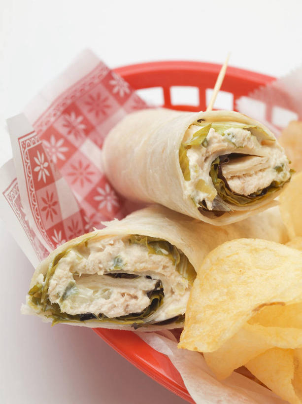 点心,无人,竖图,俯视,室内,特写,白天,白色背景,桌面,桌子,阴影,反射,木制,篮子,影子,塑料,肉,鱼肉,食品,文化,薯片,饼,小吃,肉类,食物,糕点,木制品,塑料制品,甜食,零食,摄影,影棚,肉食,垃圾食品,玉米饼,彩图,高角度拍摄,影棚拍摄,拍摄