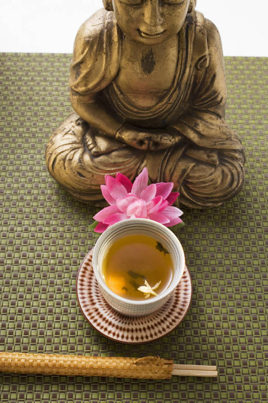 东方人,一个人,无人,坐,闭眼,盘腿,竖图,俯视,室内,特写,白天,白色背景,民族服装,幸福,茶,桌面,桌子,杯子,餐具,雕塑,亚洲,仅一个男性,仅一个人,仅一个中年男性,阴影,艺术,装饰,盛开,反射,木制,布料,雕刻,雕像,碟子,盘,影子,茶叶,饮品,花蕾,布纹,黄种人,娱乐,桌布,花,花瓣,花朵,鲜花,盘子,餐巾,木制品,水杯,工艺品,碟,台布,花茶,花苞,花蕊,享受,休闲,温馨,放松,乐趣,保健,养生,摄影,影棚,纪念,美术,花草茶,高雅,舒适,主题,陈列,功能,美学,茉莉花茶,茉莉香片,香花茶,香片,熏花茶,淡泊,花中君子,兰花,男人,男性,中年男性,亚洲人,茶杯,闭眼睛,闭着眼,闭着眼睛,盘腿而坐,盘膝,盘着腿的,盘着腿坐,双腿交叉,坐着,半身,彩图,高角度拍摄,影棚拍摄,传统服装,民俗服,拍摄