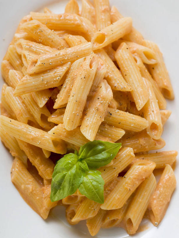 面食,通心粉,无人,竖图,俯视,室内,特写,白天,白色背景,西餐,植物,桌面,桌子,阴影,反射,木制,影子,陶瓷,调料,酱料,酱汁,面,茄汁,通心面,香料,佐料,料理,食品,草药,陶瓷制品,调味品,调味料,番茄酱,酱,中药,食物,木制品,容器,碗,香草,西式,摄影,影棚,储藏,罗勒,储存,紫苏,药材,中草药,九层塔,圣约瑟夫草,甜罗勒,兰香,中药材,本草,彩图,高角度拍摄,影棚拍摄,拍摄,贮存