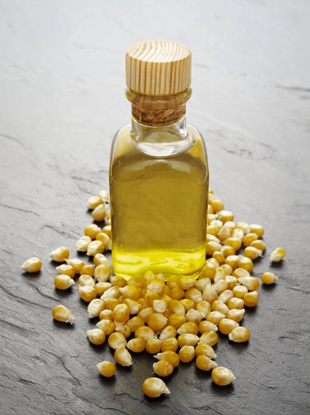 无人,竖图,俯视,室内,特写,白天,玉米,桌面,桌子,蔬菜,阴影,新鲜,反射,木制,棒子,影子,玉蜀黍,食用油,油,食品,玻璃制品,食物,一个,玻璃瓶,木制品,瓶子,有机食品,绿色食品,单个,苞米,苞芦,植物油,苞谷,包谷,大蜀黍,番麦,薏米包,玉高粱,玉麦,珍珠米,彩图,高角度拍摄,粟米油,玉米胚芽油,玉米油