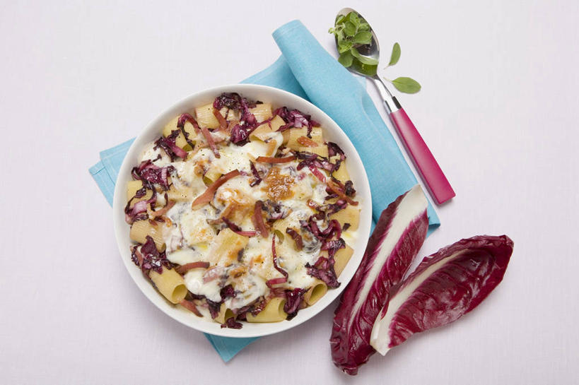 面食,通心粉,无人,横图,俯视,室内,特写,白天,西餐,桌面,桌子,蔬菜,餐具,叶子,阴影,花纹,新鲜,反射,木制,布,碟子,盘,图案,影子,菊苣,面,肉,生食,蔬菜沙拉,通心面,沙拉,料理,食品,绿叶,药草,布纹,色拉,猪肉,沙律,肉类,食物,一个,盘子,木制品,碟,嫩叶,西式,摄影,有机食品,绿色食品,影棚,单个,色拉酱,布匹,千岛酱,五花肉,药材,肉食,豚肉,肋条肉,三层肉,叶,叶片,彩图,高角度拍摄,影棚拍摄,拍摄