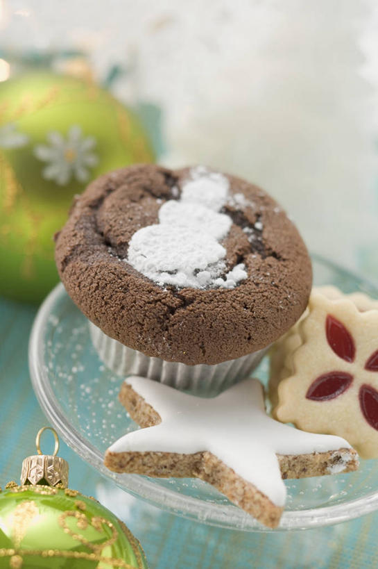 点心,无人,竖图,俯视,室内,特写,白天,下午茶,桌面,桌子,餐具,玻璃,圣诞节,阴影,节日,朦胧,模糊,庆祝,装饰,反射,木制,碟子,挂饰,盘,影子,食品,圣诞球,文化,松饼,玻璃制品,球,食物,糕点,一个,盘子,木制品,碟,饼干,果酱,零食,庆典,球体,单个,纪念,纸托,华丽,修饰,点缀,衬托,美观,雅致,雅观,果子酱,玛芬蛋糕,蛋糕托,蛋糕托纸,蛋糕纸托,彩图,高角度拍摄,果酱饼干