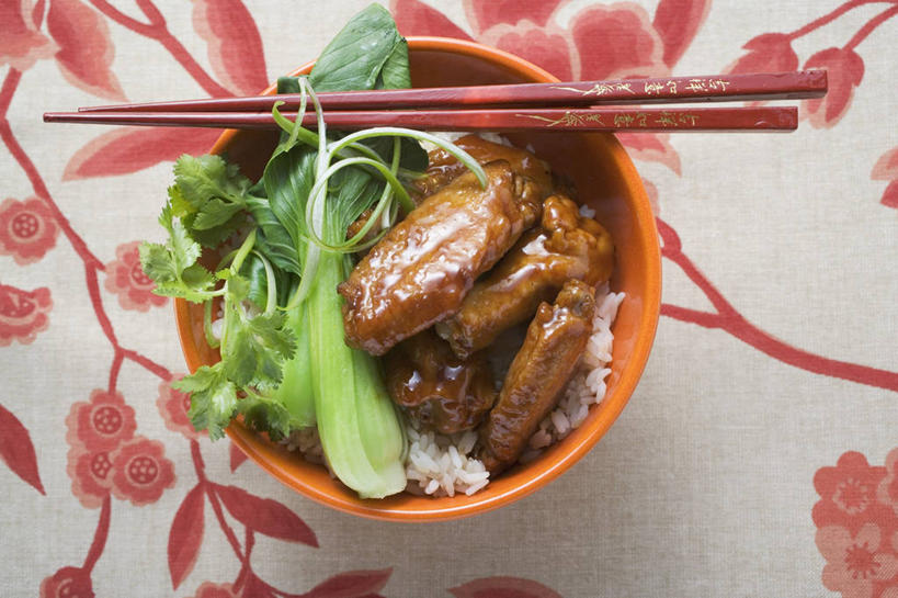 米饭,无人,横图,俯视,室内,特写,白天,烹饪,中餐,筷子,桌面,桌子,蔬菜,餐具,叶子,一双,阴影,新鲜,反射,木制,布料,影子,陶瓷,青菜,谷类,谷物,鸡肉,肉,料理,食品,绿叶,陶瓷制品,饭,米,布纹,文化,传统,鸡翅,大米,菜肴,美食,肉类,桌布,食物,一个,餐巾,木制品,容器,台布,碗,中式,嫩叶,佳肴,有机食品,绿色食品,单个,储藏,礼节,五谷,储存,小白菜,礼仪,肉食,烤鸡翅,不结球白菜,叶,叶片,进餐用具,彩图,高角度拍摄,贮存