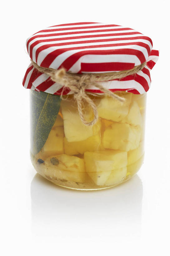 奶酪,无人,竖图,俯视,室内,特写,白天,白色背景,桌面,桌子,玻璃,阴影,花纹,反射,木制,布,图案,影子,干酪,起司,芝士,营养,布纹,玻璃制品,一个,玻璃瓶,木制品,瓶子,乳酪,摄影,影棚,单个,布匹,乳制品,发酵,广口瓶,山羊奶酪,彩图,高角度拍摄,影棚拍摄,拍摄