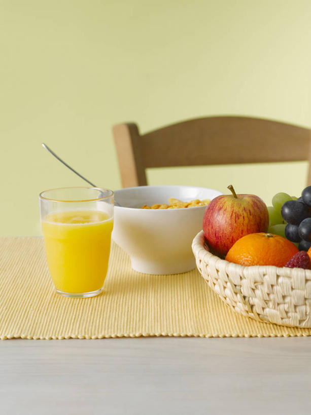 果汁,无人,交叉,竖图,俯视,室内,特写,白天,早餐,桌面,桌子,竹子,苹果,葡萄,杯子,水果,椅子,金属制品,阴影,竹制,新鲜,编织,反射,金属,木制,篮子,影子,勺子,陶瓷,木椅,谷物,生食,橙汁,食品,果实,陶瓷制品,饮品,美食,饮食,玻璃制品,食物,饮料,一个,木制品,容器,水杯,竹篮,调羹,汤匙,碗,保健,摄影,有机食品,绿色食品,影棚,单个,储藏,竹条,交织,麦片,竹制品,甜橙,储存,可口,穿插,适口,玻璃杯,山葫芦,蒲桃,橙子,橙,草龙珠,彩图,高角度拍摄,影棚拍摄,拍摄,鹄壳,黄橙,黄果,金橙,金环,金球,糖橙,贮存