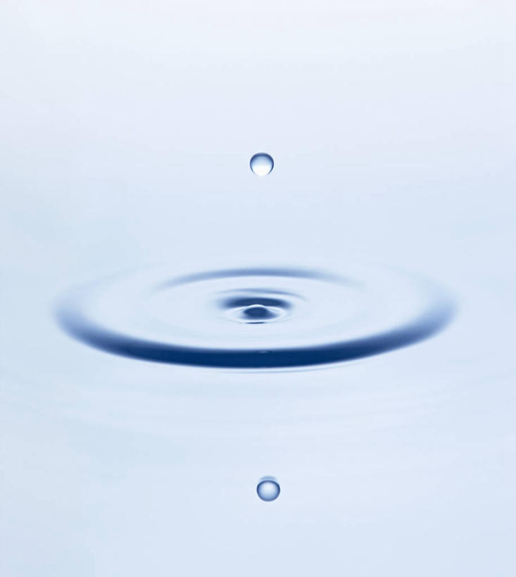 无人,竖图,俯视,室内,特写,白天,白色背景,水,波纹,透明,液体,气泡,水滴,涟漪,漩涡,水泡,水珠,水纹,泡泡,摄影,影棚,圆弧,下降,降落,降低,下跌,下落,彩图,高角度拍摄,影棚拍摄,拍摄