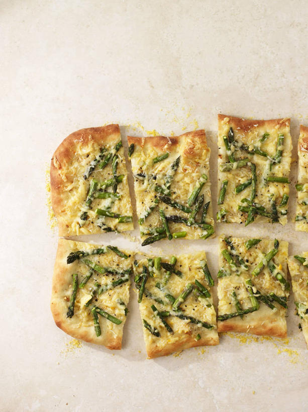 无人,竖图,俯视,室内,特写,白天,白色背景,烹饪,西餐,桌面,桌子,芦笋,蔬菜,阴影,新鲜,反射,木制,影子,料理,食品,披萨,匹萨,菜肴,美食,食物,木制品,快餐,西式,摄影,佳肴,有机食品,绿色食品,影棚,比萨,西式快餐,垃圾食品,意大利薄饼,猪尾巴,药鸡豆子,石刁柏,蚂蚁杆,龙须菜,狼尾巴根,彩图,高角度拍摄,影棚拍摄,拍摄