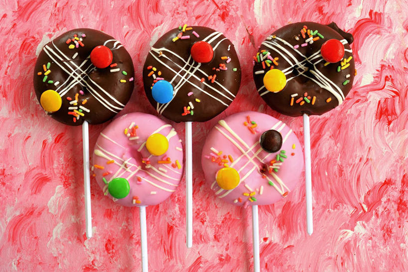 点心,面包,无人,横图,俯视,室内,特写,白天,桌面,桌子,五个,一排,许多,阴影,整齐,并列,并排,反射,木制,影子,食品,糖,糖果,面点,甜点,甜品,食物,糕点,排列,木制品,甜食,巧克力,甜甜圈,朱古力,黑巧克力,队列,平行,多纳滋面包,唐纳滋,面包圈,彩图,高角度拍摄