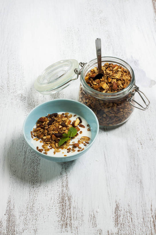 牛奶,无人,竖图,俯视,室内,特写,白天,白色背景,早餐,桌面,桌子,玻璃,金属制品,阴影,反射,金属,木制,影子,勺子,陶瓷,谷物,食品,陶瓷制品,饮品,营养,美食,饮食,玻璃制品,饮料,一个,玻璃瓶,木制品,瓶子,容器,调羹,汤匙,碗,保健,摄影,影棚,单个,储藏,麦片,乳制品,奶,牛乳,储存,广口瓶,安神,彩图,高角度拍摄,影棚拍摄,拍摄,贮存