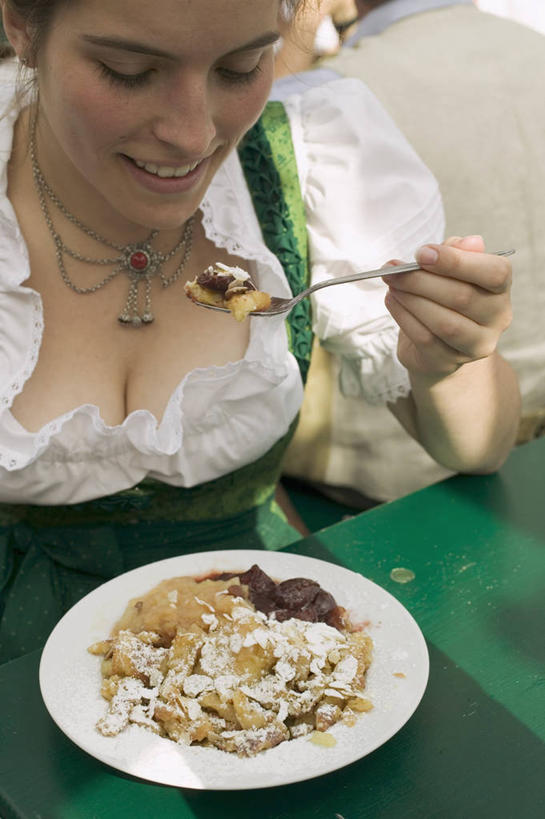 点心,煎饼,西方人,一个人,餐厅,坐,笑,吃,微笑,露齿笑,竖图,俯视,室内,白天,民族服装,餐桌,桌子,餐具,项链,金属制品,欧洲,欧洲人,仅一个年轻女性,仅一个女性,仅一个人,握,服装,节日,庆祝,金属,碟子,盘,勺子,食品,拿,拿着,注视,文化,小吃,装饰品,食物,糕点,衣服,盘子,饰品,首饰,调羹,碟,汤匙,啤酒节,甜食,观察,看,庆典,握着,服饰,餐台,观看,纪念,察看,衣着,穿着,关注,薄煎饼,衣饰,慕尼黑啤酒节,俄式薄煎饼,年轻女性,女人,女性,白种人,嚼,食,坐着,半身,彩图,高角度拍摄,传统服装,民俗服,餐馆,饭店,饭馆