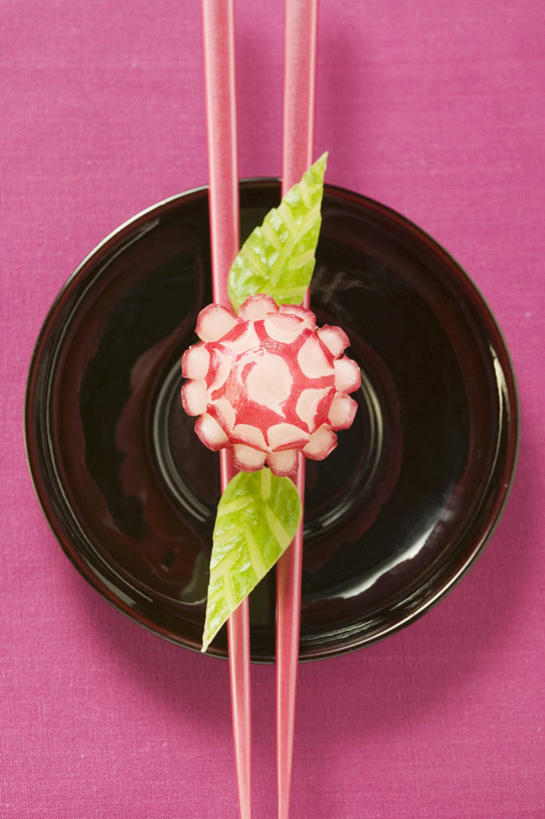 无人,竖图,俯视,室内,特写,白天,筷子,桌面,桌子,萝卜,黄瓜,蔬菜,餐具,一双,阴影,粉色背景,新鲜,盛开,反射,木制,雕刻,碟子,盘,影子,食品,花蕾,文化,传统,花,花瓣,花朵,鲜花,食物,一个,红色,盘子,木制品,碟,花苞,花蕊,摄影,有机食品,绿色食品,影棚,单个,礼节,礼仪,雕镂,雕琢,镌刻,大红萝卜,东北红萝卜,进餐用具,青瓜,莱菔,胡瓜,红萝卜,彩图,高角度拍摄,影棚拍摄,拍摄