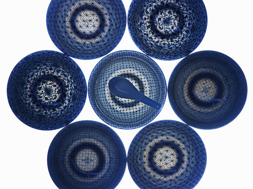 无人,横图,俯视,室内,特写,白天,白色背景,桌面,桌子,静物,阴影,艺术,反射,木制,瓷器,影子,勺子,手工艺品,陶瓷,陶瓷制品,文化,传统,一个,木制品,容器,工艺品,调羹,汤匙,碗,摄影,影棚,单个,储藏,青花瓷,高雅,储存,自信心,品位,磁器,白地青花瓷,青花,彩图,高角度拍摄,影棚拍摄,拍摄,贮存