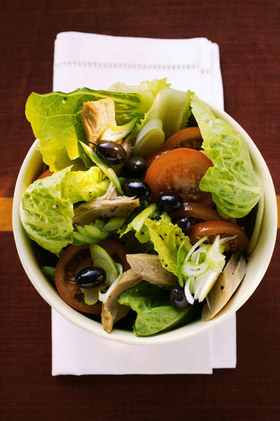 海鲜,无人,竖图,俯视,室内,特写,白天,桌面,桌子,橄榄,蔬菜,西红柿,洋葱,水果,叶子,阴影,花纹,新鲜,反射,木制,布,图案,影子,陶瓷,生菜,莴苣,肉,生食,蔬菜沙拉,鱼肉,沙拉,食品,绿叶,陶瓷制品,鲔鱼,布纹,色拉,水产,金枪鱼,沙律,肉类,海洋生物,食物,一个,木制品,容器,碗,嫩叶,摄影,有机食品,绿色食品,影棚,单个,色拉酱,储藏,布匹,吞拿鱼,储存,玉葱,水生动物,海产品,千岛酱,水生物,肉食,海底动物,春菜,鹅仔菜,莴仔菜,千金菜,叶用莴苣,叶,叶片,青果,白榄,圆葱,洋葱头,球葱,番茄,葱头,彩图,高角度拍摄,影棚拍摄,拍摄,贮存