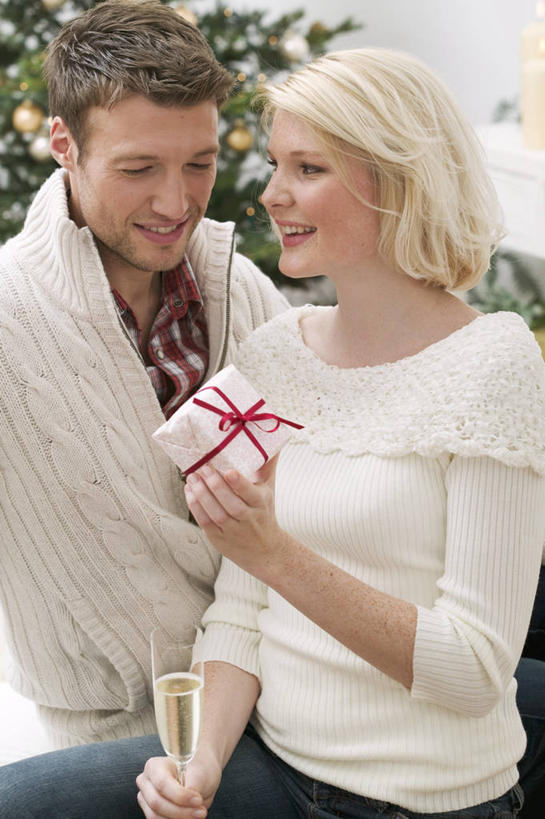 葡萄酒,西方人,两个人,坐,笑,微笑,露齿笑,竖图,室内,白天,正面,爱情,奢侈,快乐,植物,杯子,礼盒,礼物,欧洲,圣诞节,欧洲人,握,服装,节日,庆祝,装饰,包装,包装纸,高脚杯,丝绸,丝带,纸,纸盒,圣诞树,缎带,纸张,浪漫,拿,拿着,注视,休闲装,文化,玻璃制品,绸带,盒子,酒,树,树木,饮料,衣服,绿色,自然,包装盒,酒杯,礼品盒,香槟,观察,看,庆典,休闲,温暖,温馨,休闲服,恩爱,诱惑,握着,恋人,服饰,礼品,生长,成长,观看,纪念,华丽,修饰,点缀,和睦,察看,包装材料,牛皮纸,关注,香槟杯,衬托,美观,雅致,雅观,气泡酒,起泡酒,汽酒,男人,男性,年轻男性,年轻女性,女人,女性,白种人,情侣,玻璃杯,坐着,半身,彩图,高兴,欢笑,伴侣,融洽