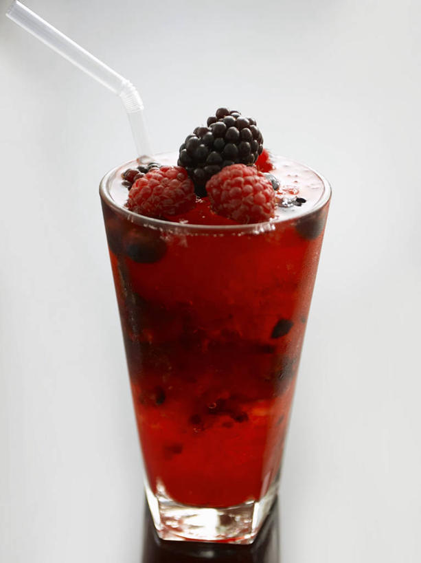 无人,竖图,俯视,室内,特写,白天,白色背景,桌面,桌子,浆果,黑莓,杯子,水果,阴影,新鲜,反射,木制,影子,塑料,桑葚,生食,食品,果实,酒类,文化,玻璃制品,酒,食物,饮料,一个,木制品,水杯,塑料制品,吸管,鸡尾酒,覆盆子,调酒,摄影,有机食品,绿色食品,影棚,单个,创造,空心,想象,饮管,露莓,玻璃杯,彩图,高角度拍摄,影棚拍摄,拍摄,圆柱状