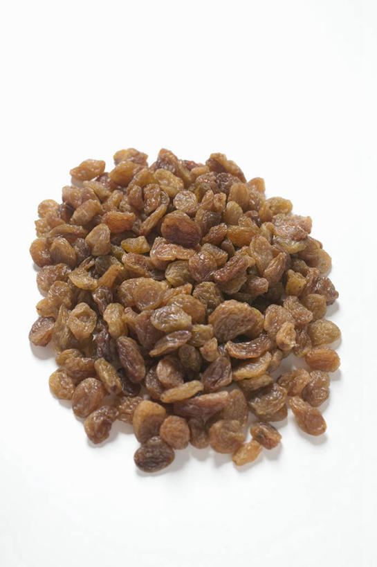 无人,竖图,俯视,室内,特写,白天,白色背景,桌面,桌子,葡萄,一堆,许多,阴影,堆叠,堆积,反射,木制,影子,很多,木制品,葡萄干,摄影,影棚,堆,乌珠木,山葫芦,蒲桃,草龙珠,彩图,高角度拍摄,影棚拍摄,拍摄