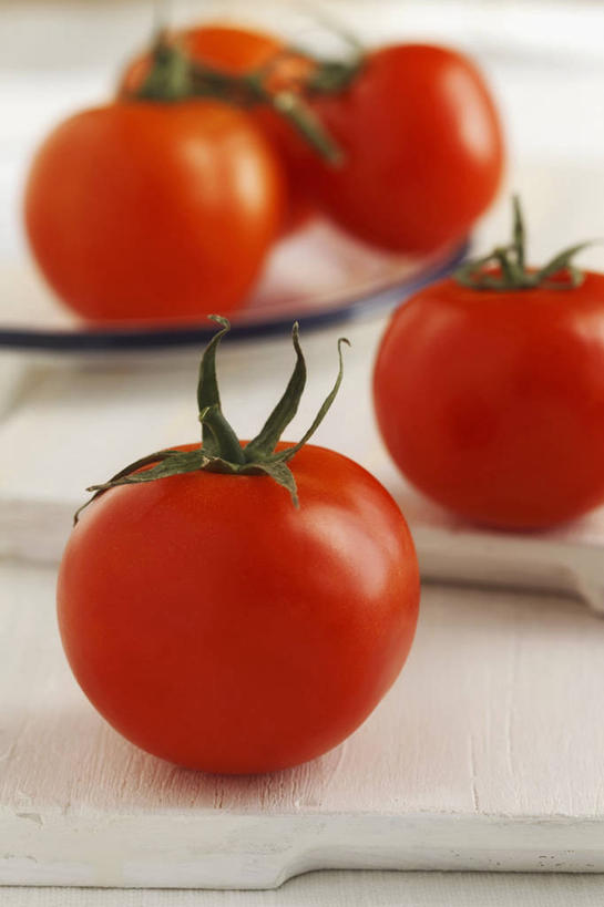 无人,竖图,俯视,室内,特写,白天,桌面,桌子,蔬菜,西红柿,阴影,朦胧,模糊,新鲜,反射,木制,影子,食品,食物,红色,木制品,有机食品,绿色食品,番茄,彩图,高角度拍摄