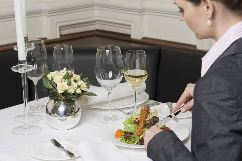 红酒,葡萄酒,西方人,一个人,商务人士,商务女性,餐厅,坐,横图,室内,白天,侧面,餐桌,桌子,蔬菜,杯子,餐具,花瓶,金属制品,欧洲,欧洲人,仅一个年轻女性,仅一个女性,仅一个人,握,套装,新鲜,盛开,金属,叉子,刀叉,刀子,碟子,高脚杯,盘,陶瓷,生食,蔬菜沙拉,沙拉,食品,陶瓷制品,红酒杯,白葡萄酒,酒类,拿,花蕾,拿着,色拉,沙律,玻璃制品,酒,装饰品,花,花瓣,花朵,鲜花,食物,饮料,盘子,耳环,酒杯,瓶子,饰品,首饰,碟,花苞,花蕊,握着,有机食品,绿色食品,餐台,色拉酱,葡萄酒杯,餐刀,千岛酱,商务装,工薪阶层,餐叉,耳饰,年轻女性,女人,女性,白种人,白领,上班族,玻璃杯,进餐用具,坐着,半身,彩图,餐馆,饭店,饭馆