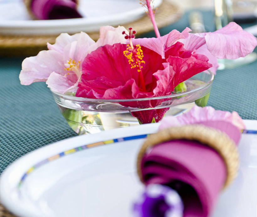 无人,横图,俯视,室内,特写,白天,桌面,桌子,餐具,玻璃,阴影,装饰,盛开,反射,木制,碟子,盘,影子,木槿,木槿花,美丽,花蕾,玻璃制品,花,花瓣,花朵,鲜花,盘子,餐巾,木制品,容器,碟,碗,花苞,花蕊,储藏,华丽,修饰,点缀,坚韧,储存,永恒,衬托,美观,雅致,雅观,质朴,无穷花,保洁方巾,口布,彩图,高角度拍摄,贮存