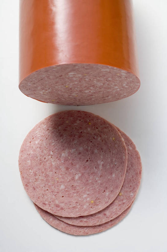 无人,竖图,俯视,室内,特写,白天,白色背景,桌面,桌子,阴影,反射,木制,影子,肉,香肠,腊肠,猪肉,肉类,木制品,摄影,影棚,横截面,剖面,肉食,豚肉,截面,截面图形,彩图,高角度拍摄,影棚拍摄,拍摄