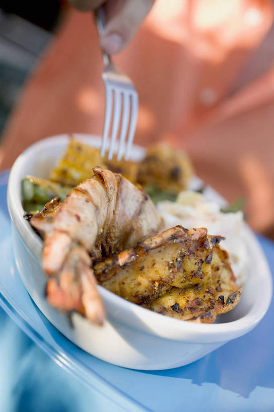 海鲜,西方人,手,一个人,坐,竖图,俯视,室内,特写,白天,桌面,桌子,餐具,金属制品,欧洲,欧洲人,仅一个年轻女性,仅一个女性,仅一个人,握,阴影,服装,朦胧,模糊,反射,金属,木制,叉子,影子,陶瓷,虾,陶瓷制品,拿,拿着,休闲装,水产,大虾,海洋生物,衣服,木制品,容器,碗,休闲,手部,休闲服,握着,服饰,对虾,储藏,单手,储存,水生动物,海产品,水生物,海底动物,餐叉,斑节虾,东方对虾,中国对虾,年轻女性,女人,女性,白种人,进餐用具,坐着,半身,彩图,高角度拍摄,贮存