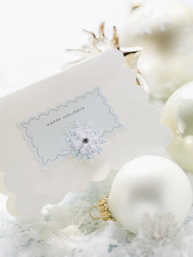 无人,竖图,俯视,室内,特写,白天,桌面,桌子,静物,圣诞节,阴影,节日,朦胧,模糊,庆祝,装饰,反射,木制,挂饰,影子,贺卡,圣诞球,祝福,文化,球,卡片,木制品,庆典,球体,纪念,华丽,修饰,点缀,礼仪,祝愿,衬托,美观,雅致,雅观,彩图,高角度拍摄