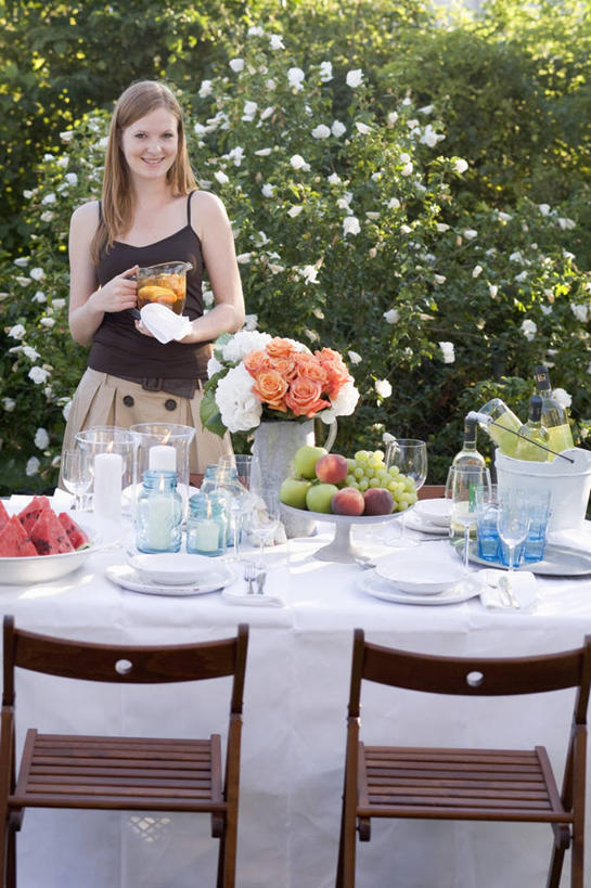 西方人,一个人,站,笑,微笑,露齿笑,竖图,室外,白天,正面,幸福,植物,茶,桌面,桌子,杯子,花瓶,椅子,吊带,欧洲,欧洲人,仅一个年轻女性,仅一个女性,仅一个人,握,服装,朦胧,模糊,盛开,木制,布料,壶,陶瓷,木椅,茶叶,陶瓷制品,拿,花蕾,布纹,拿着,注视,吊带衫,娱乐,玻璃制品,水壶,桌布,花,花瓣,花朵,鲜花,树,树木,衣服,绿色,自然,餐巾,茶壶,木制品,瓶子,容器,水杯,台布,碗,花苞,花蕊,观察,看,站着,享受,休闲,温馨,放松,乐趣,握着,服饰,生长,成长,观看,储藏,察看,提神,舒适,衣着,储存,穿着,关注,醒脑,衣饰,年轻女性,女人,女性,白种人,玻璃杯,站立,半身,彩图,贮存