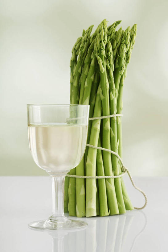 红酒,葡萄酒,无人,竖图,室内,特写,白天,白色背景,正面,桌面,桌子,芦笋,蔬菜,杯子,阴影,新鲜,反射,木制,高脚杯,影子,食品,红酒杯,白葡萄酒,酒类,玻璃制品,酒,食物,饮料,一个,酒杯,木制品,绳子,摄影,有机食品,绿色食品,影棚,单个,绳索,葡萄酒杯,玻璃杯,猪尾巴,药鸡豆子,石刁柏,蚂蚁杆,龙须菜,狼尾巴根,彩图,影棚拍摄,拍摄