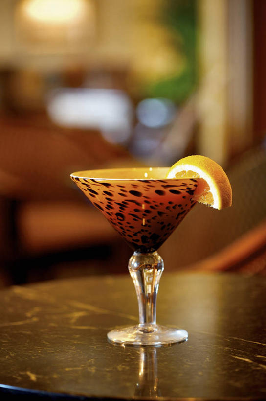 无人,竖图,室内,特写,白天,正面,桌面,桌子,杯子,水果,阴影,朦胧,模糊,新鲜,反射,木制,高脚杯,影子,生食,食品,果实,酒类,一杯,文化,玻璃制品,酒,食物,饮料,一个,酒杯,木制品,鸡尾酒,调酒,有机食品,绿色食品,单个,创造,甜橙,想象,鸡尾酒杯,玻璃杯,橙子,橙,彩图,鹄壳,黄橙,黄果,金橙,金环,金球,糖橙