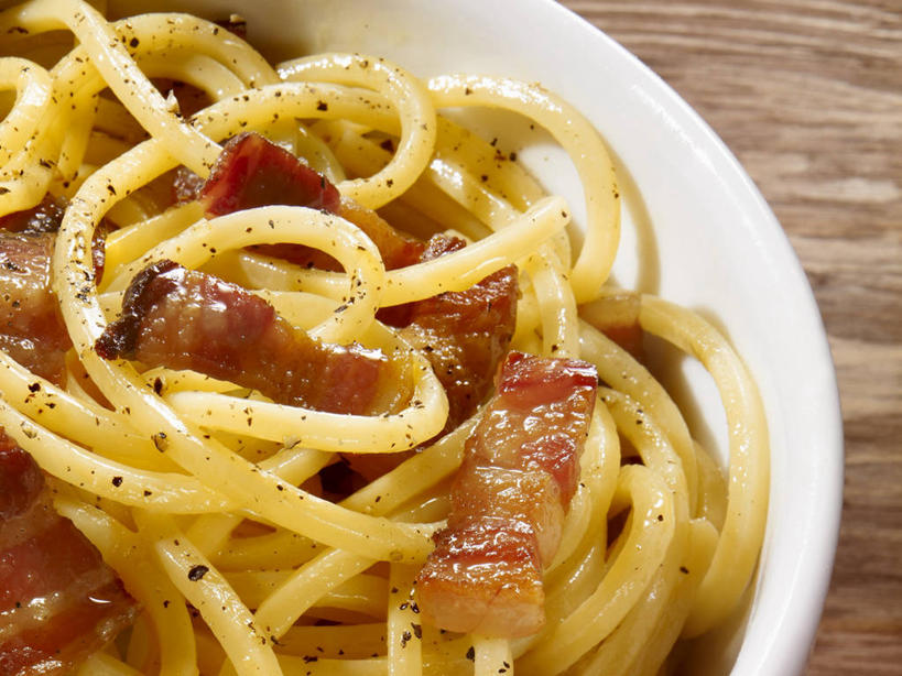 面食,面条,意大利面,无人,横图,俯视,室内,特写,白天,西餐,桌面,桌子,阴影,反射,木制,影子,陶瓷,面,肉,料理,食品,陶瓷制品,火腿,猪肉,肉类,食物,腌制,一个,木制品,容器,碗,西式,单个,储藏,储存,肉食,豚肉,熏制,火肉,兰熏,猪腿,彩图,高角度拍摄,贮存