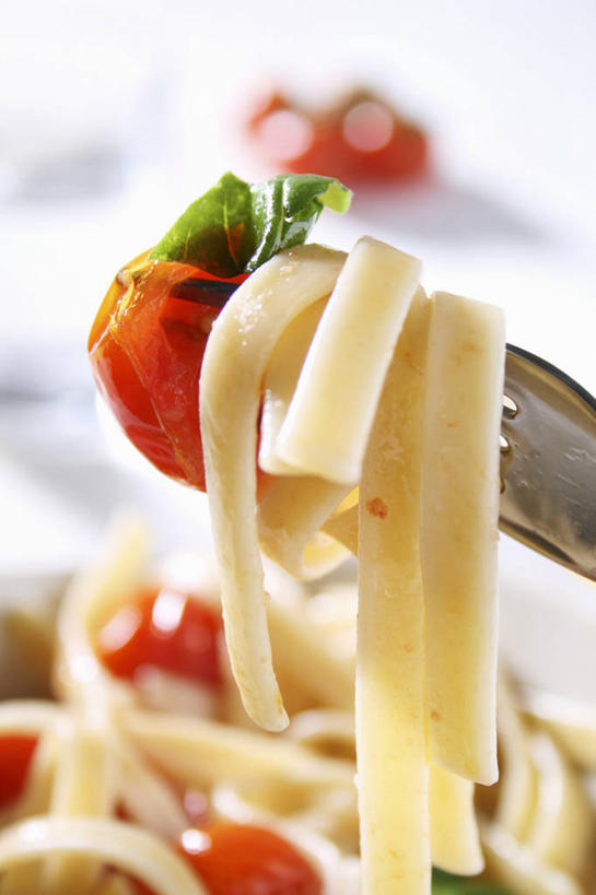 面食,面条,意大利面,无人,竖图,俯视,室内,特写,白天,西餐,植物,蔬菜,西红柿,小番茄,叶子,朦胧,模糊,新鲜,面,香料,料理,食品,绿叶,草药,中药,食物,夹子,香草,嫩叶,西式,有机食品,绿色食品,罗勒,紫苏,药材,中草药,九层塔,圣约瑟夫草,甜罗勒,兰香,中药材,本草,食品夹,食物夹,面包夹,意粉夹,小西红柿,樱桃小番茄,珍珠小番茄,叶,叶片,樱桃番茄,圣女果,番茄,彩图,高角度拍摄