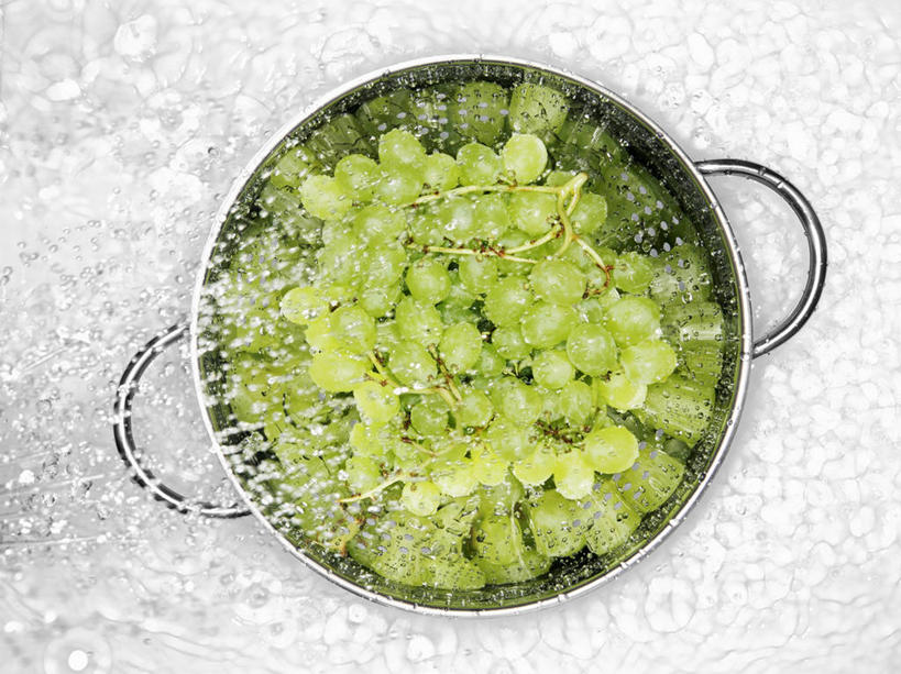 无人,横图,俯视,室内,特写,白天,桌面,桌子,葡萄,水果,金属制品,一堆,许多,阴影,堆叠,堆积,飞溅,新鲜,溅,反射,金属,木制,滤器,液体,影子,勺子,水滴,生食,食品,果实,很多,水珠,食物,绿色,木制品,有机食品,绿色食品,堆,喷洒,漏勺,山葫芦,蒲桃,草龙珠,彩图,高角度拍摄