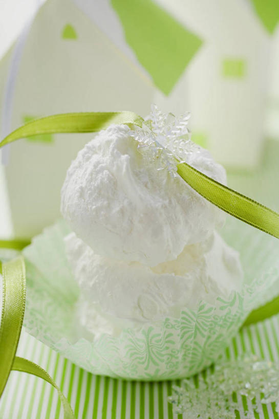 点心,无人,竖图,俯视,室内,特写,白天,桌面,桌子,椰子,水果,圣诞节,阴影,节日,庆祝,新鲜,装饰,反射,木制,丝绸,丝带,影子,生食,食品,果实,缎带,文化,绸带,食物,木制品,饼干,零食,庆典,有机食品,绿色食品,纪念,华丽,修饰,点缀,衬托,美观,雅致,雅观,大椰,胥余,椰瓢,越王头,彩图,高角度拍摄,杏仁饼干,椰子杏仁饼干