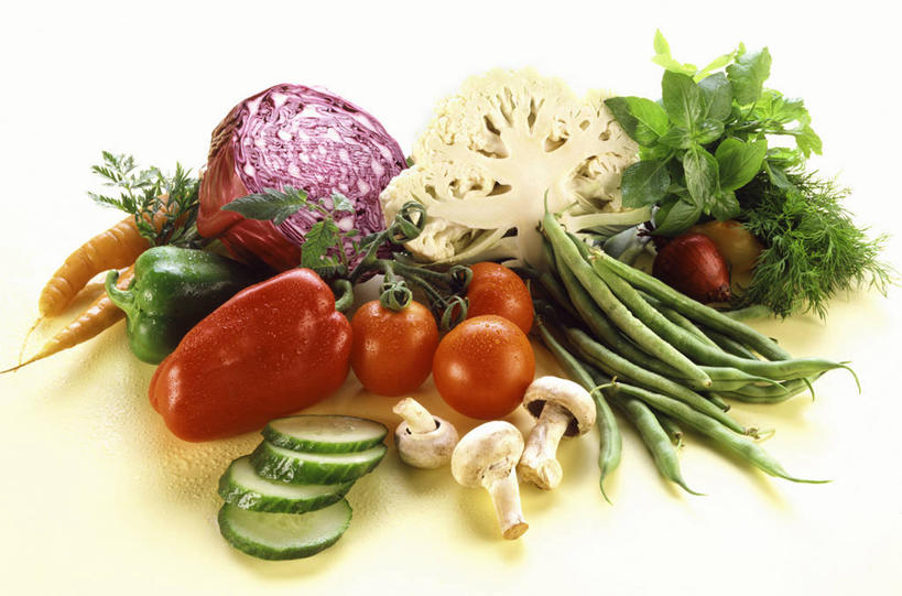 无人,横图,俯视,室内,特写,白天,白色背景,植物,桌面,桌子,豆,萝卜,胡萝卜,辣椒,蔬菜,西红柿,小番茄,椰菜,卷心菜,一堆,许多,阴影,堆叠,堆积,新鲜,反射,木制,影子,豆类,豆子,花菜,花椰菜,菌菇,蘑菇,西兰花,紫甘蓝,食品,很多,菌类,紫包菜,食物,木制品,赤甘蓝,甘蓝,食用菌,摄影,有机食品,绿色食品,影棚,堆,椰菜花,彩椒,紫椰菜,豆科,辣角,红海椒,大椒,辣虎,广椒,青大豆,紫圆白菜,甘蓝花,小西红柿,樱桃小番茄,珍珠小番茄,樱桃番茄,甜椒,柿子椒,圣女果,青豆,辣子,结球甘蓝,红萝卜,红甘蓝,海椒,甘荀,甘兰,番茄,番椒,灯笼椒,包心菜,彩图,高角度拍摄,影棚拍摄,拍摄