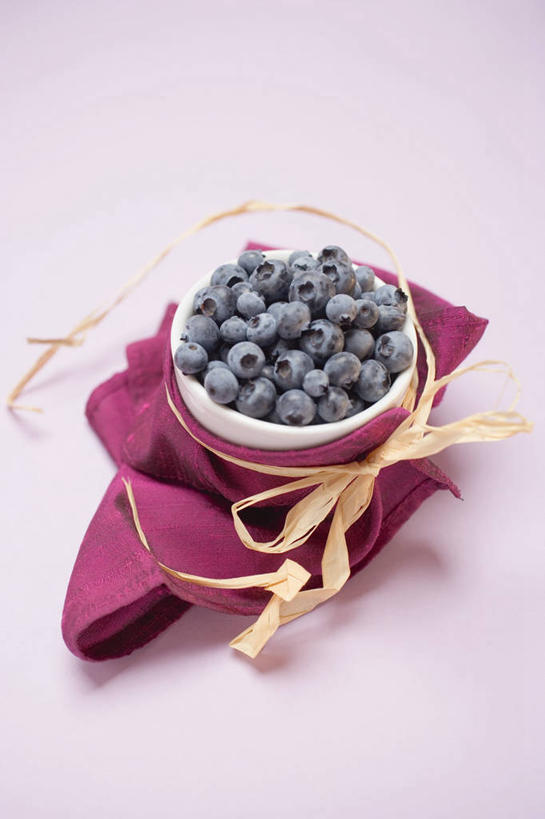 无人,竖图,俯视,室内,特写,白天,桌面,桌子,浆果,蓝莓,水果,一堆,许多,阴影,堆叠,堆积,花纹,紫色背景,新鲜,反射,木制,布,丝绸,丝带,图案,影子,陶瓷,生食,食品,果实,缎带,陶瓷制品,很多,布纹,绸带,食物,一个,木制品,容器,碗,摄影,有机食品,绿色食品,影棚,单个,储藏,堆,布匹,储存,山都柿,蓝浆果,蓝靛果,彩图,高角度拍摄,影棚拍摄,拍摄,贮存