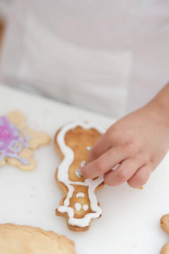 点心,西方人,儿童,手,一个人,站,竖图,俯视,室内,特写,白天,纯洁,桌面,桌子,欧洲,圣诞节,欧洲人,仅一个女性,仅一个人,握,阴影,节日,庆祝,反射,木制,围裙,影子,食品,糖,糖果,甜点,甜品,曲奇,拿,拿着,文化,食物,小孩,木制品,饼干,甜食,零食,巧克力,站着,仅一个小孩,庆典,手部,可爱,童年,童趣,握着,纪念,朱古力,单手,曲奇饼,童真,曲奇饼干,烂漫,无邪,巧克力曲奇,天真,女孩,女人,女性,白种人,孩子,站立,半身,彩图,高角度拍摄,女生