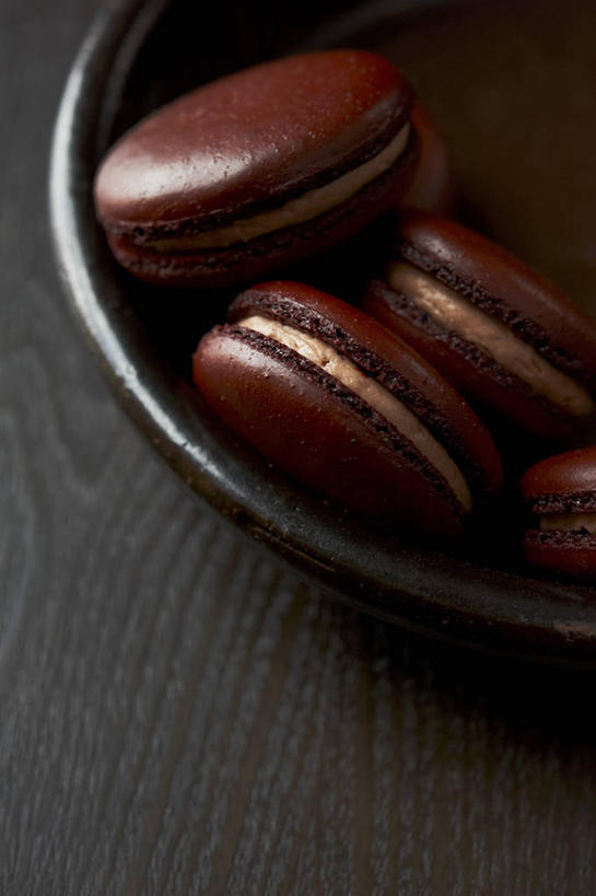 点心,无人,竖图,俯视,室内,特写,白天,桌面,桌子,阴影,反射,木制,影子,陶瓷,食品,甜点,甜品,褐色,陶瓷制品,食物,糕点,一个,木制品,容器,碗,甜食,单个,储藏,储存,马卡龙,玛卡龙,杏仁小圆饼,彩图,高角度拍摄,贮存