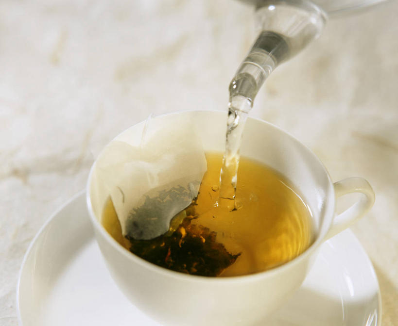 无人,横图,俯视,室内,特写,白天,幸福,水,茶,桌面,桌子,杯子,餐具,阴影,反射,木制,碟子,盘,液体,影子,陶瓷,水滴,红茶,茶叶,陶瓷制品,娱乐,茶包,一个,盘子,木制品,水杯,碟,享受,休闲,温馨,放松,乐趣,单个,提神,舒适,袋泡茶,下降,醒脑,降落,降低,下跌,下落,茶杯,彩图,高角度拍摄