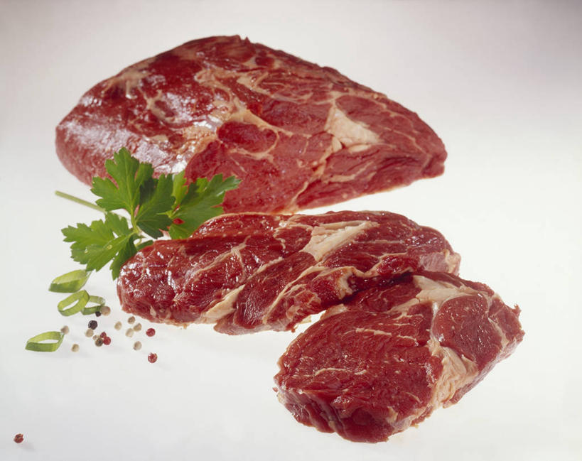 无人,横图,俯视,室内,特写,白天,白色背景,植物,桌面,桌子,蔬菜,叶子,三块,阴影,新鲜,反射,纹路,木制,纹理,影子,香菜,肉,牛肉,食品,绿叶,肉类,食物,红色,绿色,木制品,嫩叶,摄影,有机食品,绿色食品,影棚,肉食,胡菜,香荽,原荽,园荽,芫荽,肌理,胡荽,莞荽,芫茜,芫蓿,莚葛草,莚荽菜,叶,叶片,叶脉,彩图,高角度拍摄,影棚拍摄,拍摄