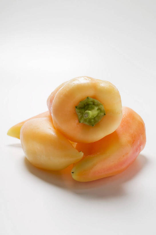 无人,竖图,俯视,室内,特写,白天,白色背景,桌面,桌子,辣椒,蔬菜,阴影,新鲜,反射,木制,影子,食品,食物,木制品,橙色,摄影,有机食品,绿色食品,影棚,彩椒,辣角,红海椒,大椒,辣虎,广椒,甜椒,柿子椒,辣子,海椒,番椒,灯笼椒,彩图,高角度拍摄,影棚拍摄,拍摄