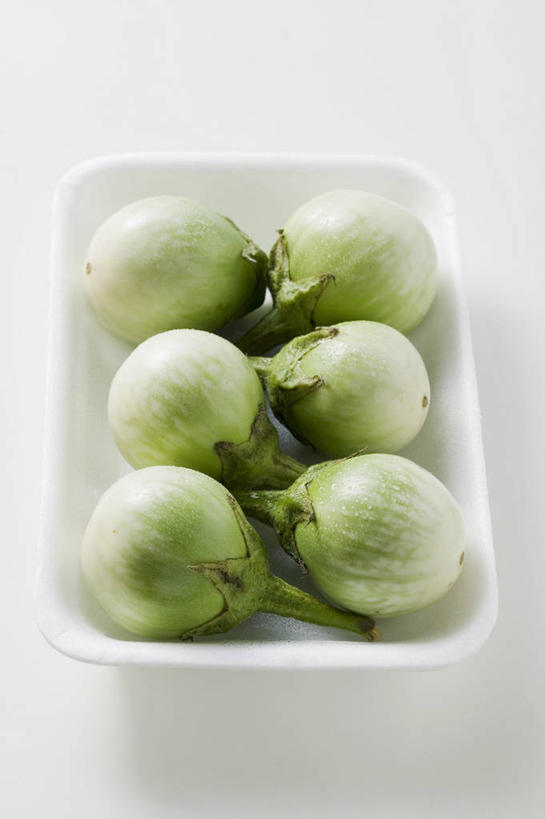 无人,竖图,俯视,室内,特写,白天,白色背景,桌面,桌子,茄子,蔬菜,一排,阴影,新鲜,整齐,并列,并排,反射,木制,影子,陶瓷,食品,陶瓷制品,食物,排列,一个,绿色,木制品,容器,碗,摄影,有机食品,绿色食品,影棚,单个,储藏,储存,队列,平行,落苏,酪酥,昆仑瓜,矮瓜,彩图,高角度拍摄,影棚拍摄,拍摄,贮存