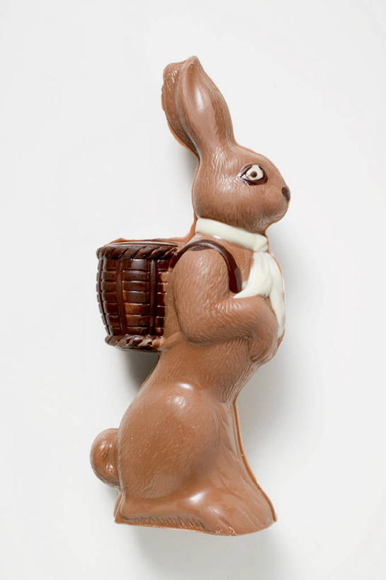 无人,竖图,俯视,室内,特写,白天,白色背景,桌面,桌子,哺乳动物,雕塑,复活节,阴影,节日,庆祝,艺术,装饰,反射,木制,兔子,雕刻,雕像,影子,食品,糖,糖果,甜点,甜品,文化,食物,动物,木制品,工艺品,甜食,巧克力,庆典,摄影,影棚,纪念,朱古力,兔,美术,主题,陈列,功能,美学,牛奶巧克力,彩图,高角度拍摄,影棚拍摄,拍摄