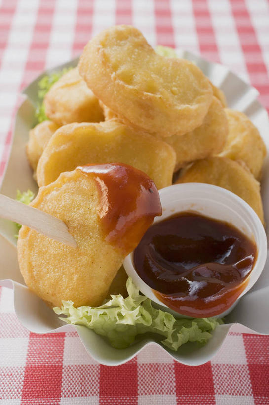 无人,竖图,俯视,室内,特写,白天,烹饪,桌面,桌子,蔬菜,餐具,叶子,一堆,许多,阴影,堆叠,堆积,新鲜,反射,木制,布料,碟子,盘,影子,塑料,生菜,莴苣,调料,鸡肉,酱料,酱汁,茄汁,肉,油炸,佐料,料理,食品,绿叶,调味品,很多,调味料,布纹,番茄酱,鸡块,酱,菜肴,美食,肉类,盒子,桌布,食物,一个,盘子,餐巾,木制品,容器,塑料制品,碟,台布,嫩叶,佳肴,有机食品,绿色食品,单个,储藏,堆,储存,炸鸡块,肉食,春菜,鹅仔菜,莴仔菜,千金菜,叶用莴苣,叶,叶片,彩图,高角度拍摄,贮存