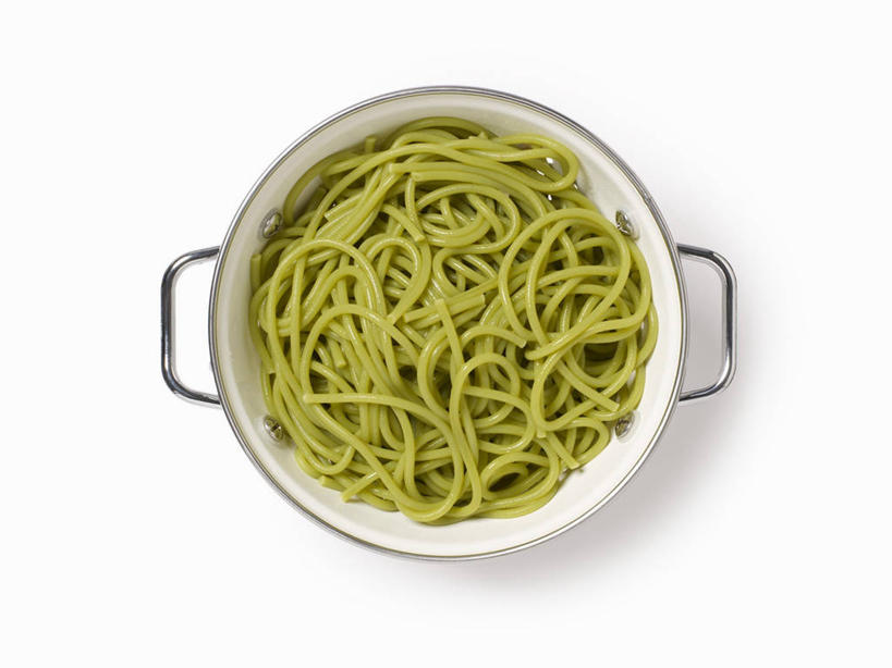 面食,面条,意大利面,无人,横图,俯视,室内,特写,白天,白色背景,西餐,桌面,桌子,菠菜,蔬菜,金属制品,阴影,新鲜,反射,金属,木制,滤器,影子,勺子,面,料理,食品,食物,一个,木制品,西式,摄影,有机食品,绿色食品,影棚,单个,漏勺,鹦鹉菜,鼠根菜,角菜,红嘴绿鹦哥,赤根菜,菠薐菜,波斯草,彩图,高角度拍摄,影棚拍摄,拍摄