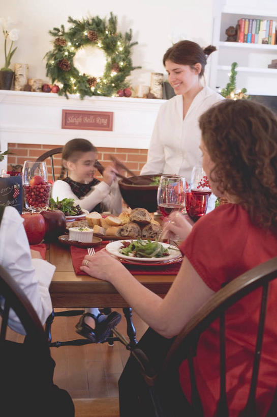 西方人,儿童,中年人,背部,四个人,家庭,母亲,女儿,伙伴,朋友,站,坐,笑,微笑,露齿笑,竖图,室内,白天,正面,友谊,纯洁,餐桌,桌子,蔬菜,餐具,椅子,欧洲,圣诞节,欧洲人,握,服装,节日,庆祝,新鲜,装饰,布料,碟子,花环,盘,陶瓷,木椅,生食,蔬菜沙拉,沙拉,食品,陶瓷制品,拿,布纹,拿着,注视,休闲装,文化,色拉,沙律,桌布,食物,小孩,衣服,盘子,餐巾,容器,碟,台布,碗,观察,看,站着,庆典,休闲,温暖,温馨,母女,一家人,休闲服,可爱,母爱,童年,童趣,握着,服饰,有机食品,绿色食品,餐台,观看,纪念,色拉酱,储藏,华丽,修饰,圣诞花环,点缀,和睦,察看,储存,关注,千岛酱,童真,烂漫,无邪,衬托,美观,雅致,雅观,圣诞圈,天真,友情,女孩,女人,女性,中年女性,白种人,孩子,站立,坐着,半身,彩图,融洽,贮存,女生