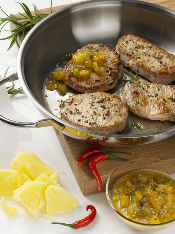 无人,竖图,俯视,室内,特写,白天,烹饪,西餐,桌面,桌子,辣椒,蔬菜,厨具,叶子,金属制品,阴影,新鲜,反射,金属,木制,锅子,影子,肉,黄油,牛排,牛肉,料理,食品,绿叶,案板,锅,菜肴,美食,肉类,砧板,食物,木制品,嫩叶,西式,佳肴,有机食品,绿色食品,煎锅,锅具,迷迭香,乳制品,白脱油,肉食,烹饪用具,辣角,红海椒,大椒,辣虎,广椒,海洋之露,乳脂,叶,叶片,烹调用具,辣子,红辣椒,海椒,番椒,烹调,彩图,高角度拍摄